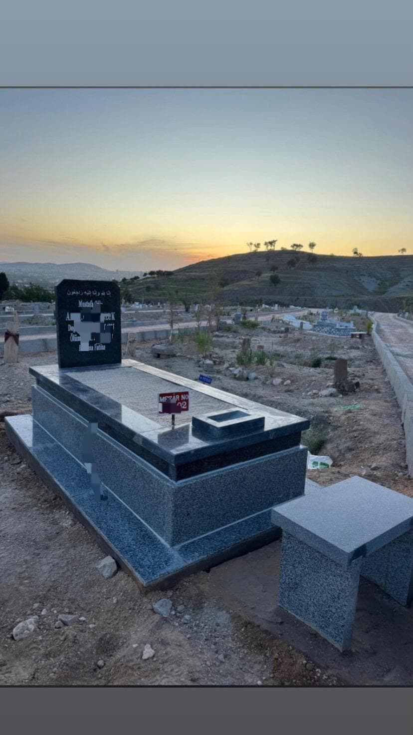 CNC Oyma mı Lazer Yazı mı El Yazısı mı? Mezar Baş Taşı Yazı Tekniklerinin Gerçek Karşılaştırması